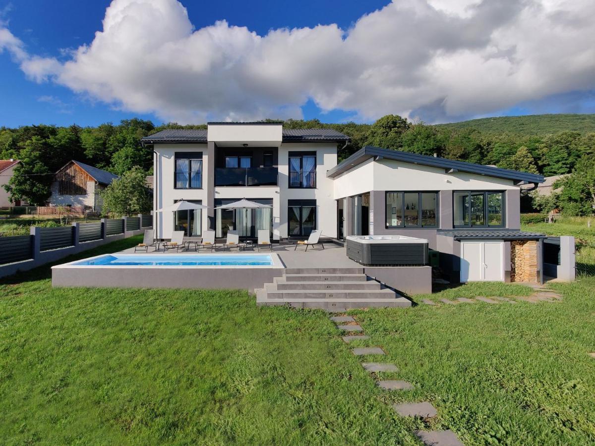 Villa Biser Gacke Sinac Екстериор снимка